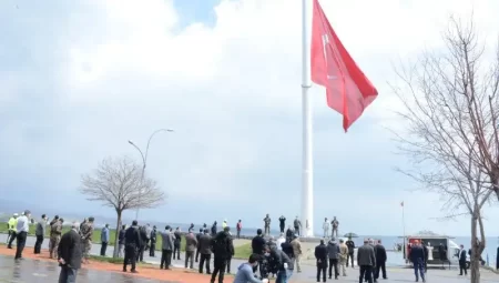 Bölgenin en büyük Türk Bayrağı Tatvan’da göndere çekildi