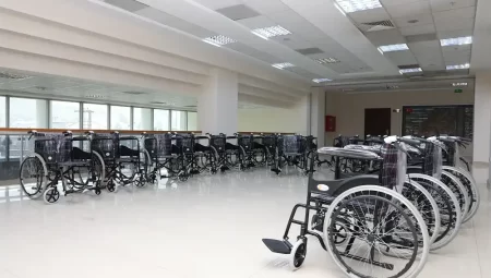 Ercis Belediyesi’nden tekerlekli sandalye yardımı