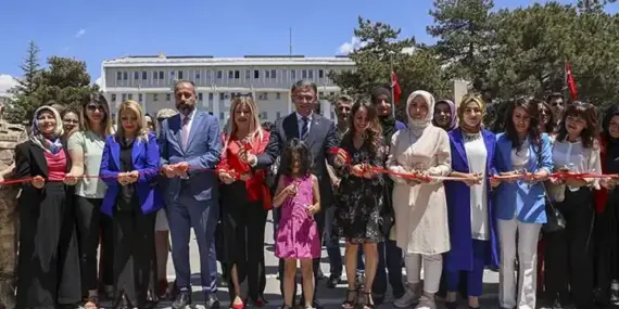 Van’da 65 Kadın Ressam Sergi Açtı