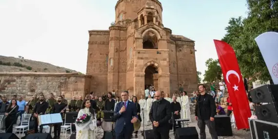 Akdamar Adası’ndaki Çok Dilli Konser Büyüledi