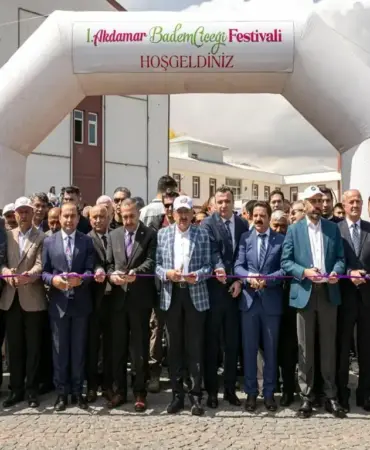 akdamar-adasi-badem-cicegi-festivali