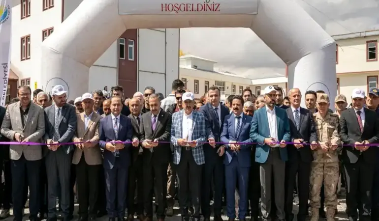 akdamar-adasi-badem-cicegi-festivali