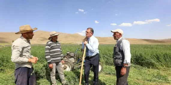 Van Valisi Dr. Ozan Balcı Biçerle Ot Biçti