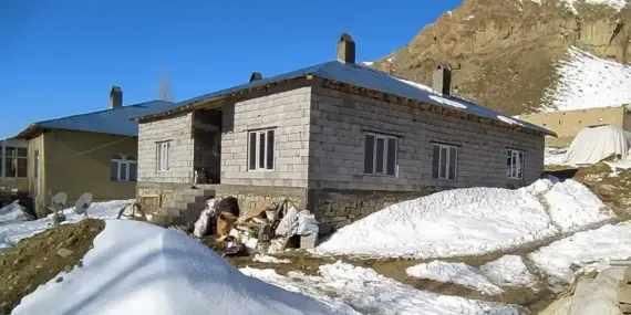 Başkale’de selden evi yıkılan Rabia Acar yeni evine kavuştu
