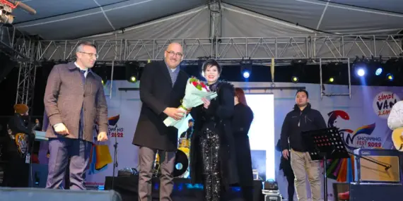 Ünlü şarkıcı Aydilge Vanlılarla buluştu