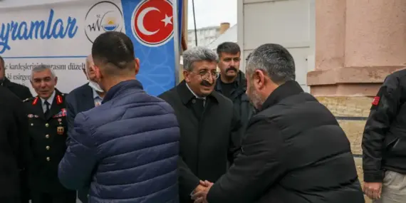Van’da Vali Bilmez Vatandaşlarla Bayramlaştı