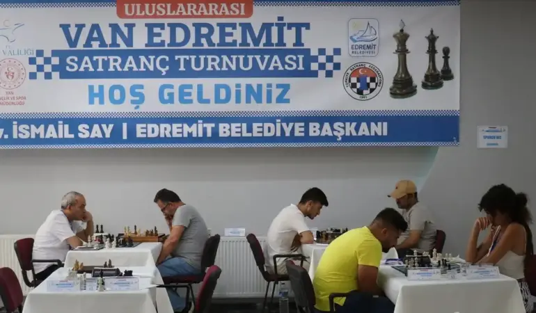 van-da-duzenlenen-uluslararasi-satranc-turnuvasi