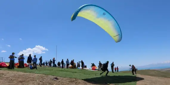 Van Semaları Yamaç Paraşütleriyle Rengarenk