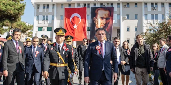 Van’da Cumhuriyet Bayramı Çelenk Töreni