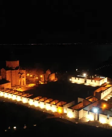 akdamar-isik