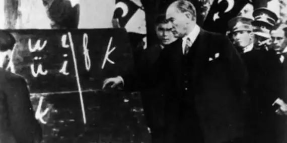 Başöğretmen Atatürk