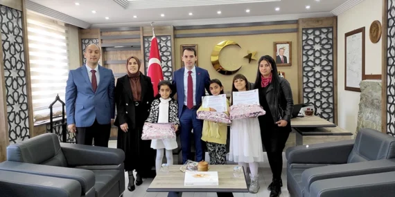 Çatak’ta dereceye giren öğrencilere hediye