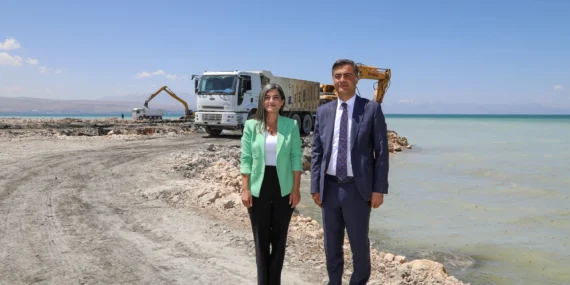 Van Gölü’nde dip çamuru temizliği
