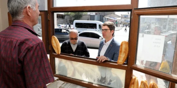 Erciş Kaymakamı halk ekmeği satış noktası incelemesi