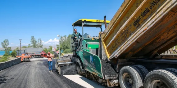 Gevaş’ta asfalt çalışması başladı