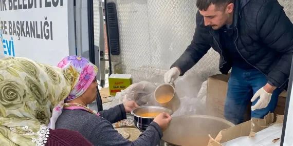 Van deprem bölgesine aşevi kurdu