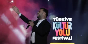 van-da-binlerce-kisi-alisan-la-halay-cekti