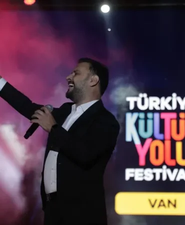 van-da-binlerce-kisi-alisan-la-halay-cekti