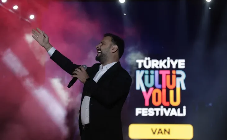 van-da-binlerce-kisi-alisan-la-halay-cekti