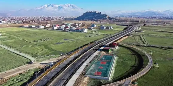 Van Gölü Sahil Yolu Trafiğe Açıldı