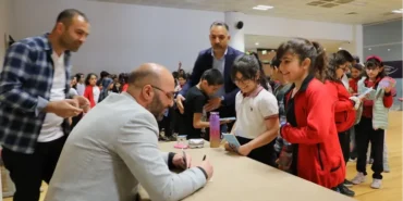 van-tso-da-tina-ile-boncuk-kitabi-na-yogun-ilgi