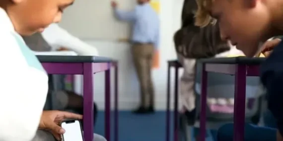 Okullarda akıllı telefon yasağı genişliyor