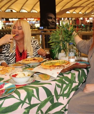 safiye-soyman-kendine-pide-ziyafeti-cekti-1731146114-489_large.webp