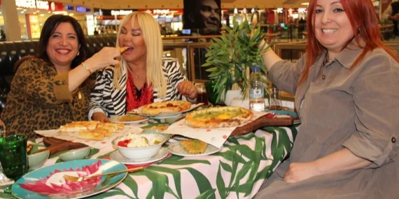 Safiye Soyman kendine pide ziyafeti çekti