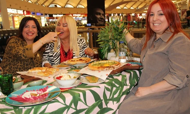 safiye-soyman-kendine-pide-ziyafeti-cekti-1731146114-489_large.webp