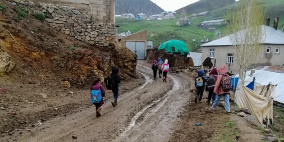 Van’ın Çaldıran İlçesi’nde mezradaki okulun yolu yapıldı