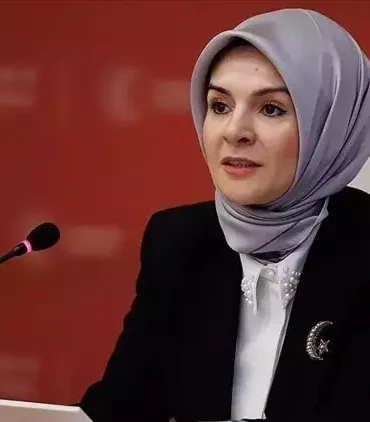 mahinur-ozdemir.webp
