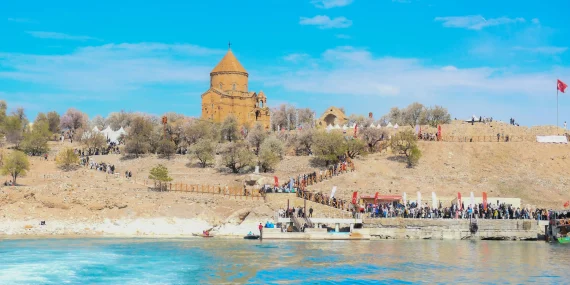 Akdamar Adası 3’üncü Badem Çiçeği Festivali düzenlendi