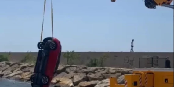 Keşan’da el freni unutulan otomobil denize uçtu