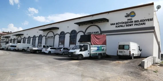 Ozan Balcı’dan kapalı semt pazarını ziyaret