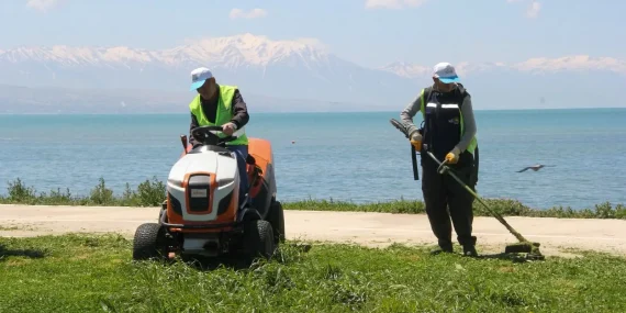 Van’da 26 parkta çim biçme ve çevre düzenleme çalışması