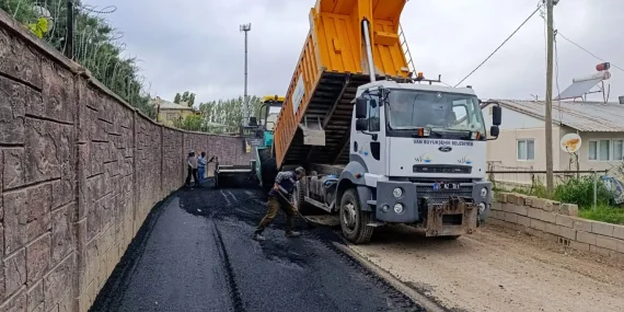 Van’da sıcak asfalt ve yol bakım-onarım çalışması