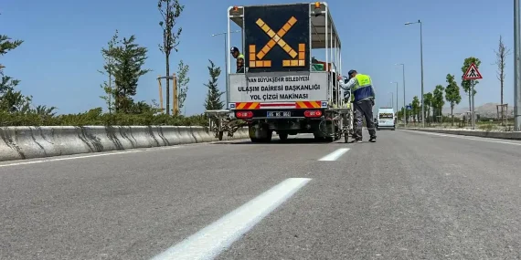 Van’da yol çizgisi yenileme çalışması