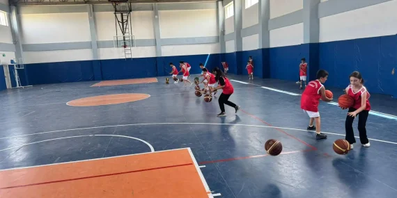 Yaz spor okulunda ücretsiz basketbol kursu