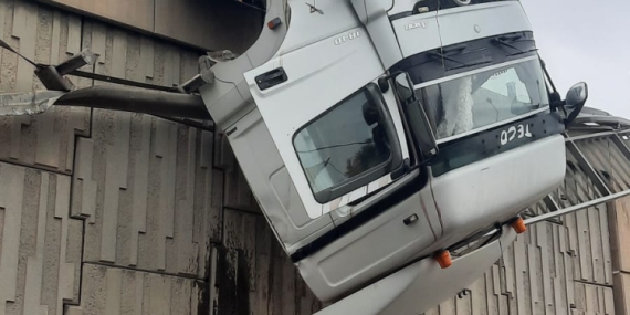 İzmir’de viyadükte asılı kalan tır şoförü kurtarıldı