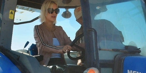 Ömür Gedik, Sahne Öncesi Traktörle Hasada Katıldı