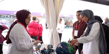 sumeyye-erdogan-bayraktar-engelliler-sarayi-standini-ziyaret-etti