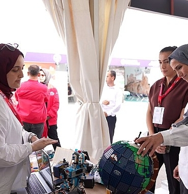 sumeyye-erdogan-bayraktar-engelliler-sarayi-standini-ziyaret-etti