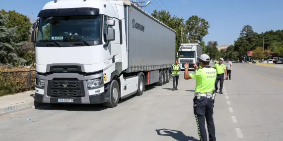 Van’da Park Eden Tırlara Denetim