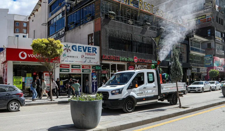 Van’da Cadde ve Sokaklara Gül Suyu Sıkıldı