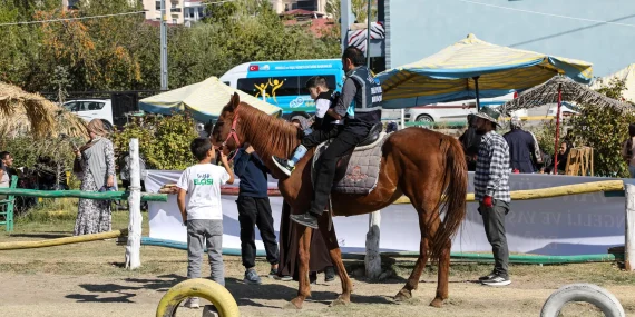 Özel gereksinimli çocukların ata binme hayalini gerçeğe dönüştü