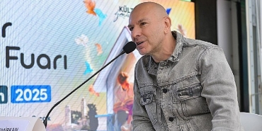 demir-demirkan-bu-kez-edebiyat-sahnesinde-hayranlari-ile-bulustu-1