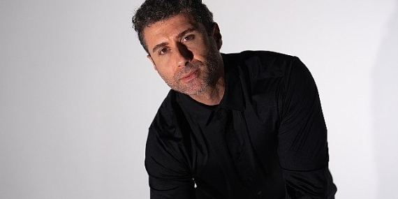 Eser Çakarcı sessizliğini ‘Ay Sende Mi?’ ile bozdu!