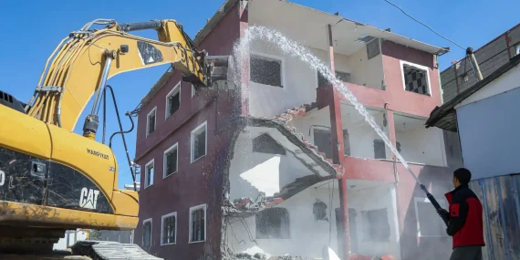 Hatuniye Caddesi’nde yıkım çalışması