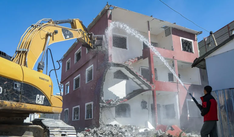 Hatuniye Caddesi’nde yıkım çalışması