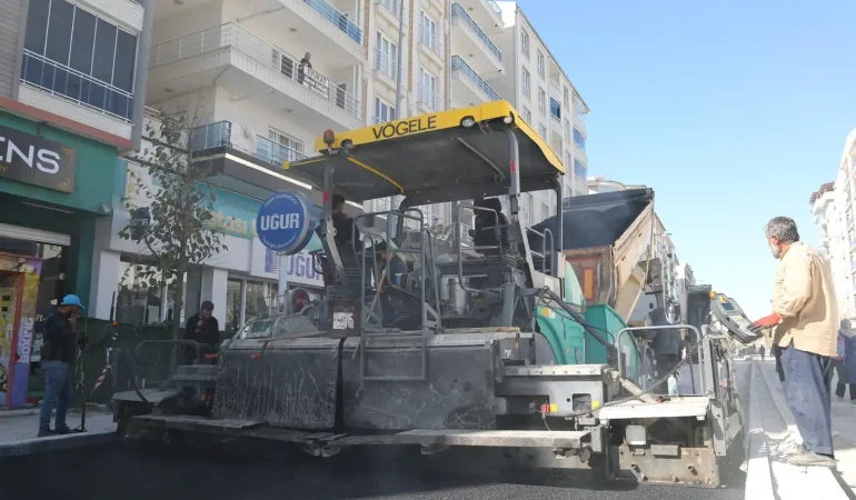 Suvaroğlu caddesi’ne asfalt serimi başladı